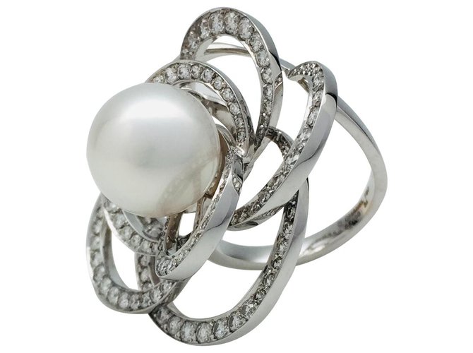 Chanel ring, "Filo di camelia",ORO BIANCO, perla e diamanti.  ref.116417