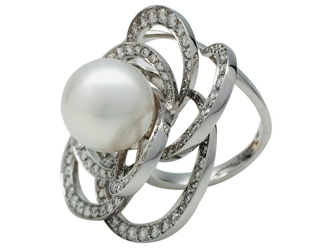 Bague Chanel, "Fil de Camélia",or blanc, perle et diamants.  ref.116417