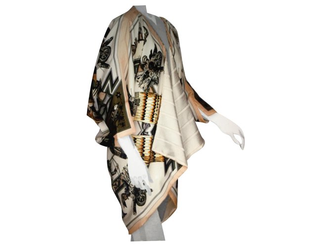 Superb workshop kimono small h. Hermes. Made with the Kachinas scarf model. Main color, soft pink border, off-white interior lining with Hermès logo. Eggshell Silk Steel  ref.116474