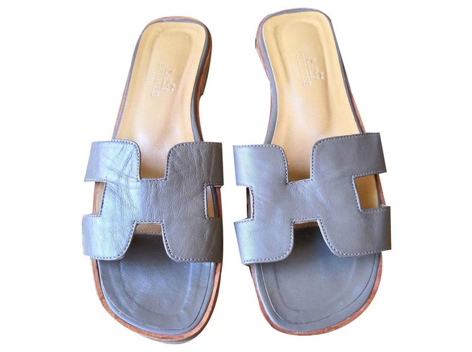 Lindas sandálias de mulas Oran Hermès Taupe Pele de cordeiro  ref.116973