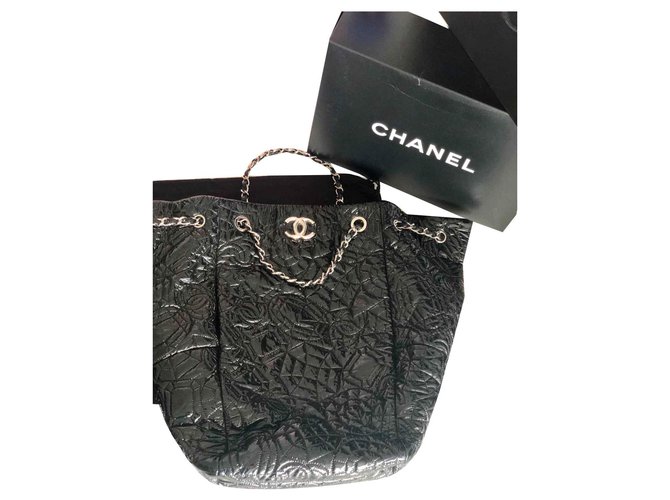 Camellia varnished vinyl chanel bag Black ref.117428 - Joli Closet