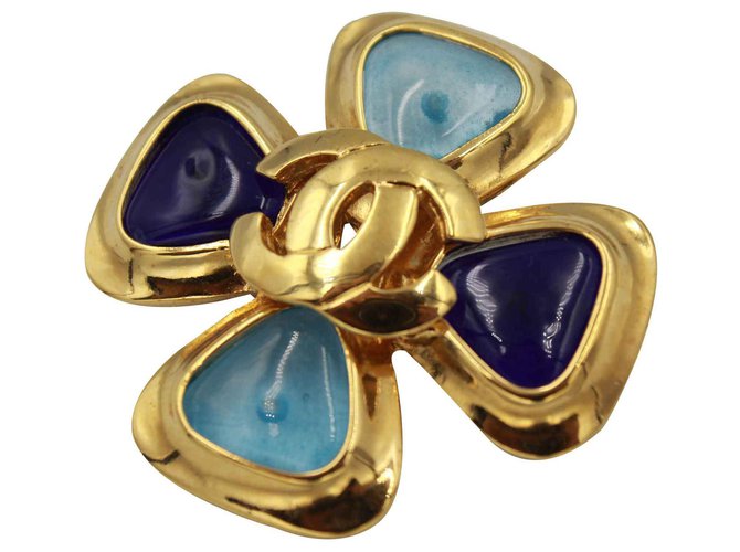 Chanel Pins & brooches Blue Metal  ref.117627