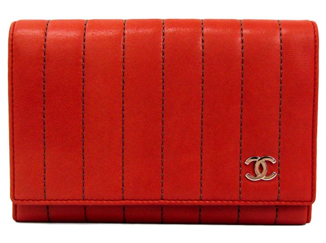 Portafoglio bi-fold in pelle trapuntata rossa Chanel Rosso  ref.117928