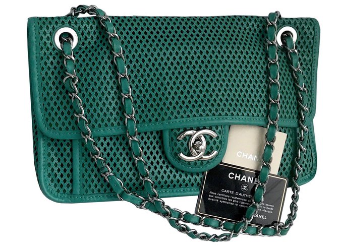 Chanel bolso con solapa 30 cm arriba en el aire Verde Cuero  ref.117997