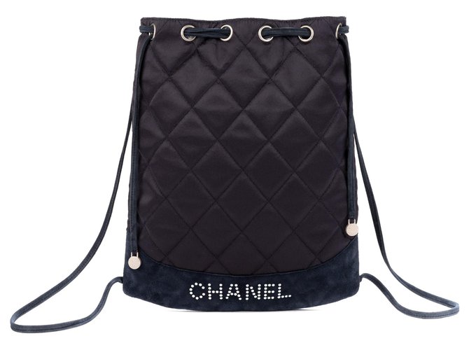 Chanel cetim mochila e camurça navy, Logotipo da Chanel em pérolas, bom estado! Azul marinho  ref.118381