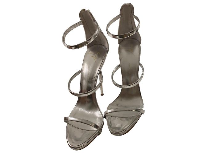 Giuseppe Zanotti High Heels aus silbernem Lackleder
