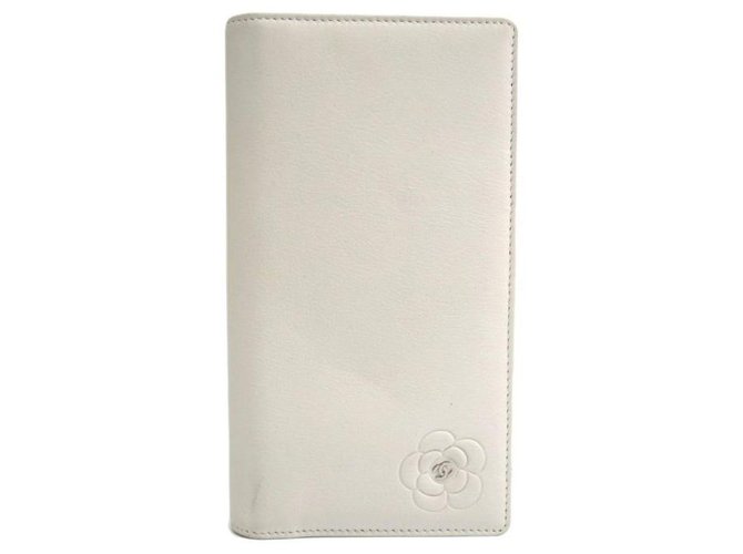 Chanel White Camellia - Lange Geldbörse aus Leder Weiß Roh Kalbähnliches Kalb  ref.119900
