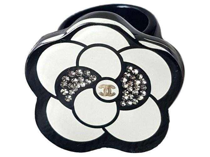 Anello di Camelia Chanel Nero Bianco Resina  ref.119975