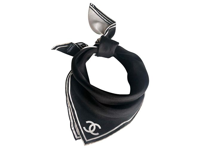 Chanel Square Nero in seta ecrù Crudo