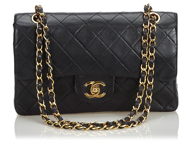 Timeless Chanel negro clásico pequeño bolso de solapa forrado de piel de cordero Cuero  ref.120555