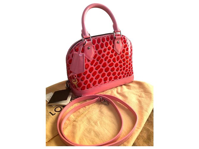 Louis Vuitton Alma BB Rosa em Couro Verniz