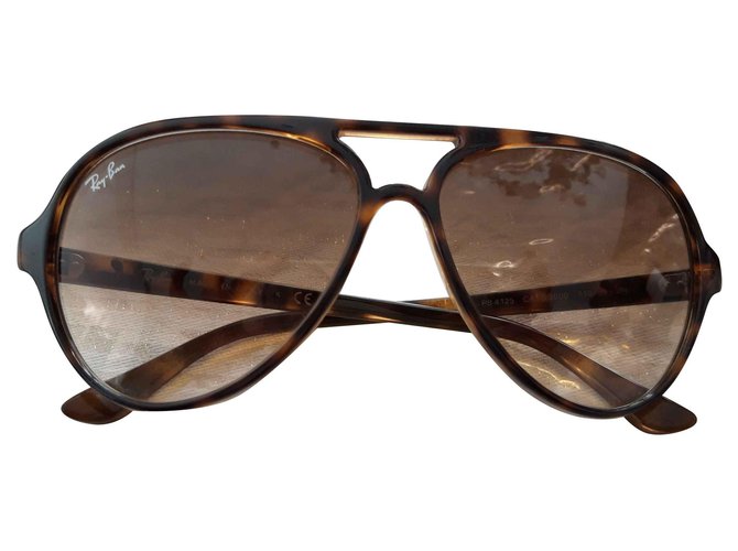 Ray-Ban Des lunettes de soleil Plastique Marron  ref.120773