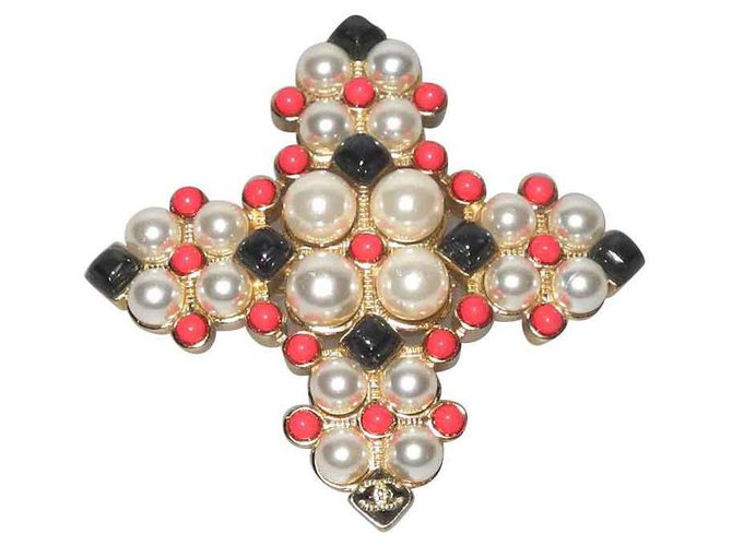 Chanel superbe broche croix métal doré, perles et cabochons noirs et corail  ref.120808