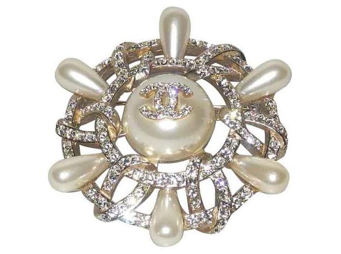 Chanel broche métal doré, perles et strass, Collection 2018 sublime  ref.120812