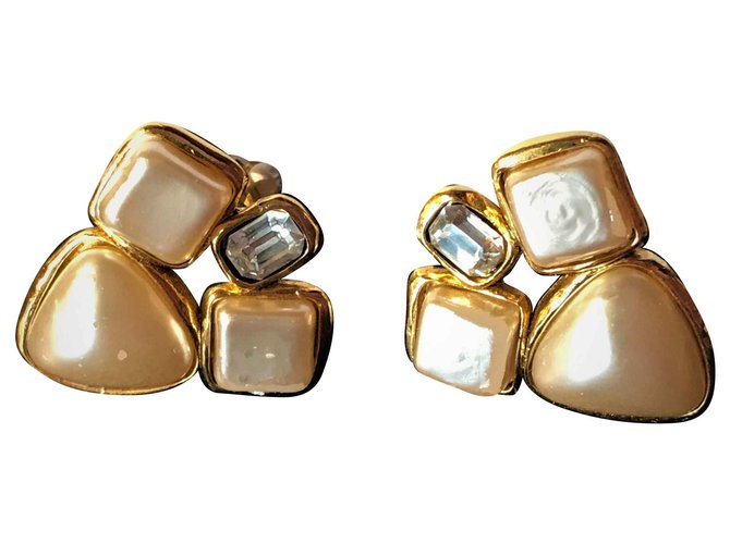 Chanel Boucles d'oreilles Vintage(1960/70) en Plaqué Or 18 cts avec de fausses Perles  et une pierre rectangulaire en Cristal Swarovski. Blanc cassé  ref.121566
