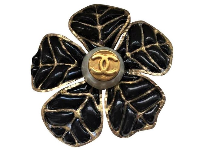 Beautiful Chanel Brooch in Black and Gold Plated Email with lined CC Ceramic  ref.123031