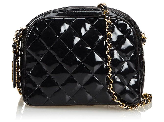 Chanel - Schwarze gesteppte Crossbody-Tasche aus Lackleder  ref.123341