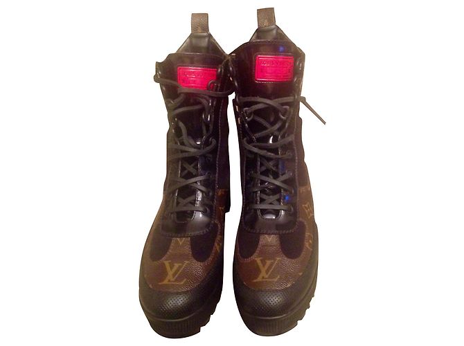 Louis Vuitton VUITTON WORLD TOUR DESERT BOOTS Castaño