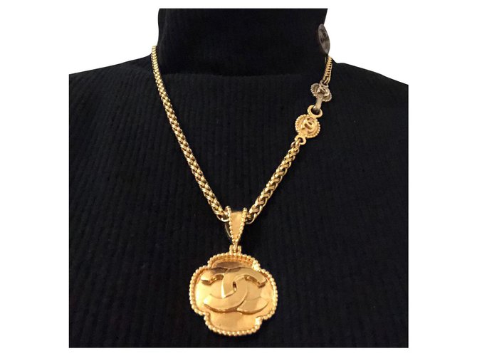 Chanel Colar de corrente pingente Dourado Metal  ref.123613