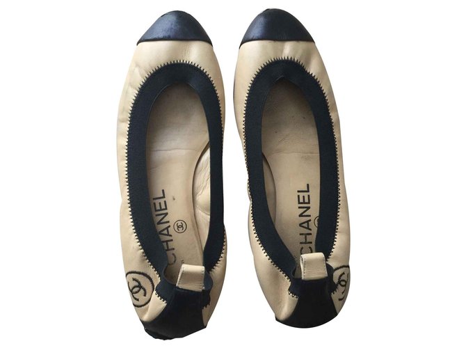 Chanel Zapatillas de ballet Beige Cuero  ref.123688