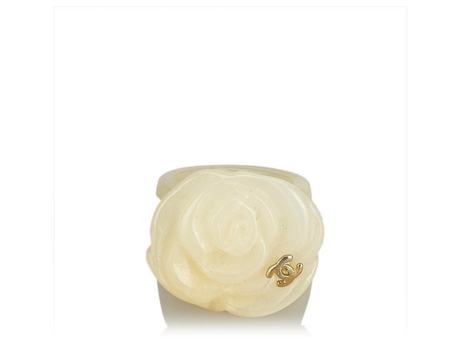 Chanel White Camellia Ring Bianco Crudo Plastica Resina  ref.124019