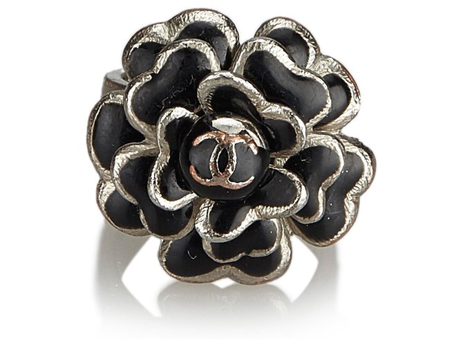Chanel Silver Camellia Anel Metálico Preto Prata Metal  ref.124173