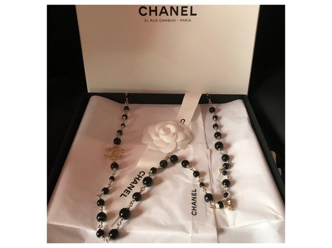 Collar largo Chanel Gold metal y cuentas Onyx y doble CC Negro Rojo  ref.122996