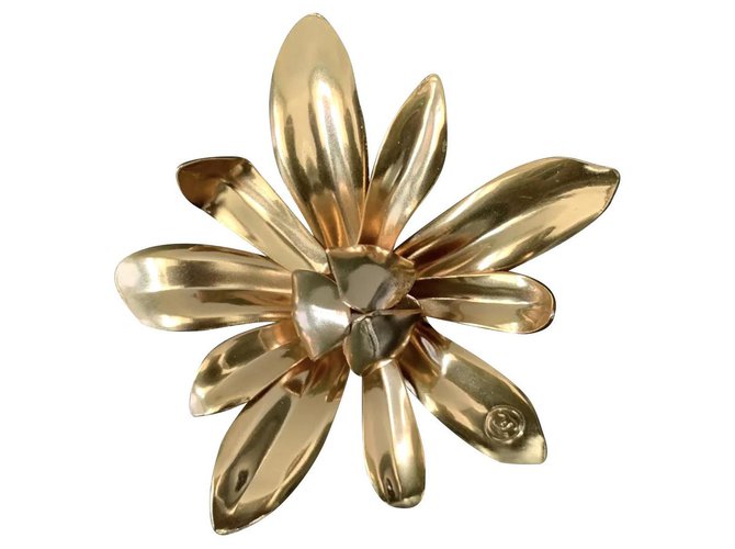 Chanel Sublimage Broche Dourado Metal  ref.123822