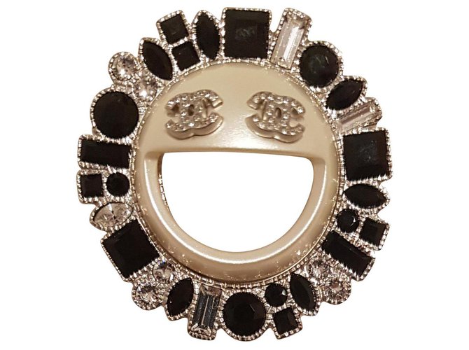 Chanel Pins & brooches White Metal  ref.124119