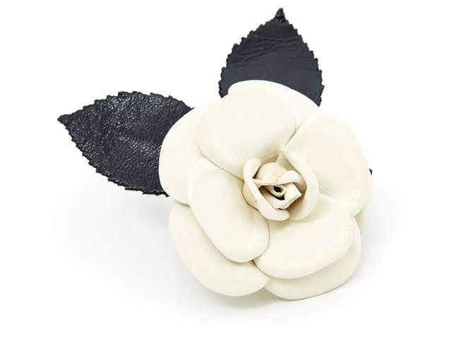 Chanel LEATHER CAMELIA Black Cream ref.124634 - Joli Closet