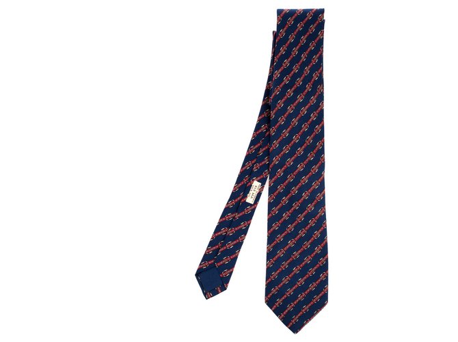 Cravate Hermès en soie imprimée sur fond bleu marine en très bon état !  ref.124707