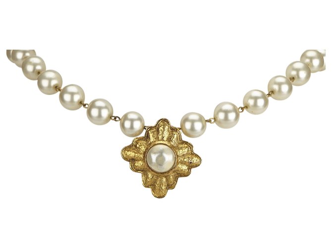 Chanel Branco Faux Pearl Necklace Dourado Cru Metal  ref.125553