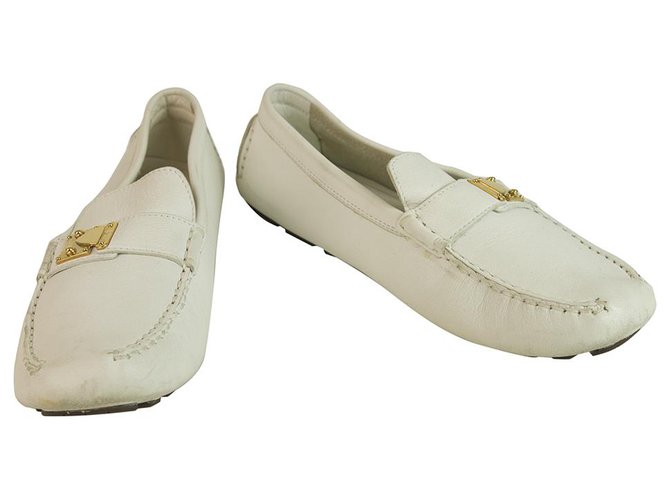 Mocassins Louis Vuitton en cuir blanc à talons plats chaussures à boucle dorée 37  ref.125931