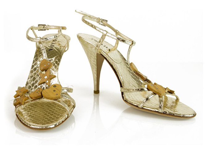 Prada Gold Snakeskin cuero en relieve tacones Slingback zapatos con tiras bombas Sz 38.5 con dijes de madera Dorado  ref.126036