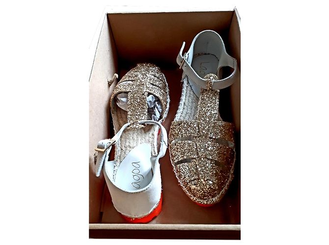 Autre Marque Goldene Ledersandalen