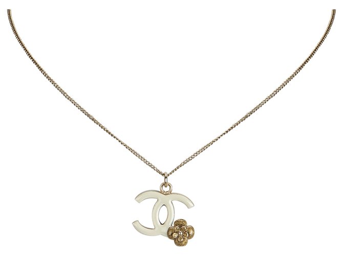 Chanel Gold Camellia CC colgante collar Blanco Dorado Crudo Metal  ref.126467