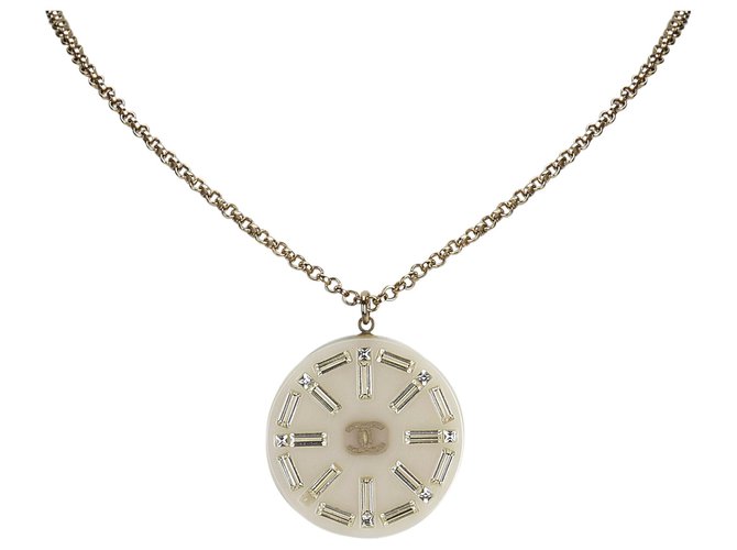 Chanel White Medallón colgante collar Blanco Dorado Metal Plástico Resina  ref.126477