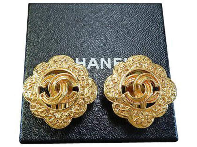 Chanel Clip-on Vintage CC Or jaune Doré  ref.126783