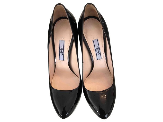 Prada Calcanhares Preto Couro envernizado  ref.126865