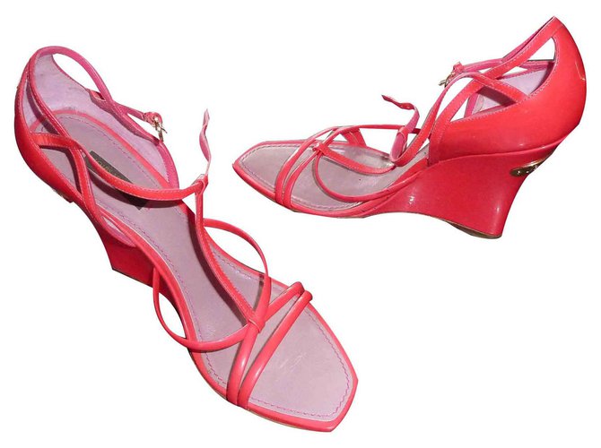 Louis Vuitton Sandalen mit Keilabsatz Pink Lackleder  ref.126970