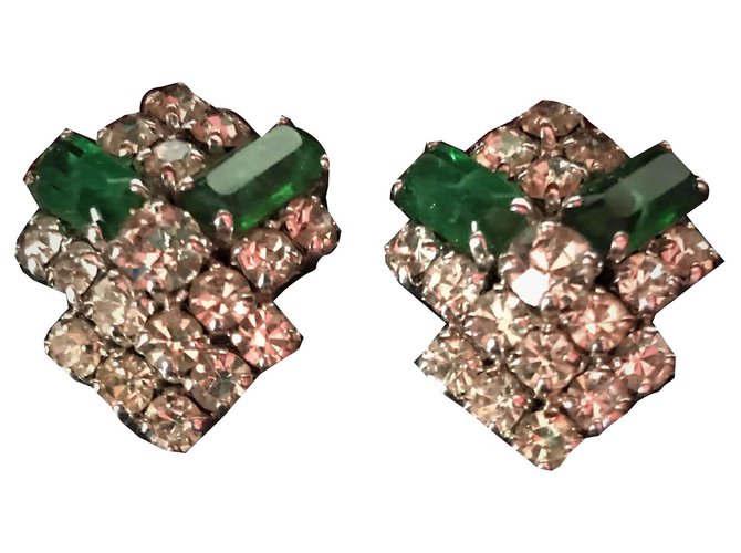 Très jolie Paire de clips d'oreilles, Marque Christian Dior .(datant des environs 1960/70) Acier Vert foncé  ref.126976