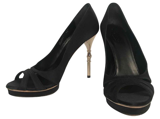 Gucci Peep-Toe Pumps Schwarzer Satin 36