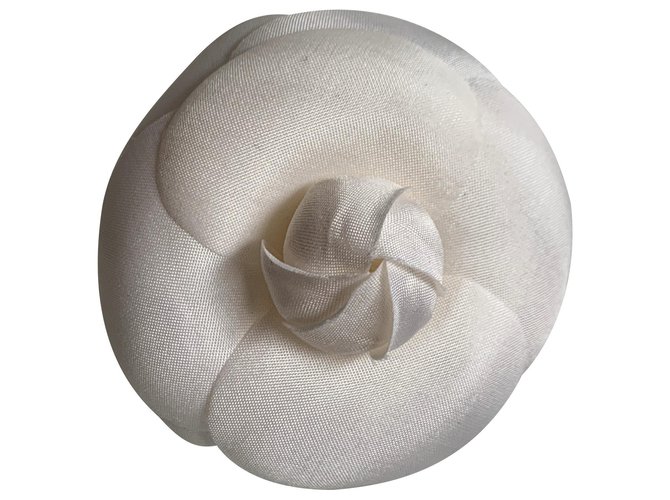 Chanel Ecru silk camellia Cream  ref.127931