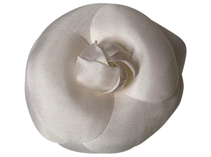 Broche Camellia Chanel em seda ecru  ref.127932