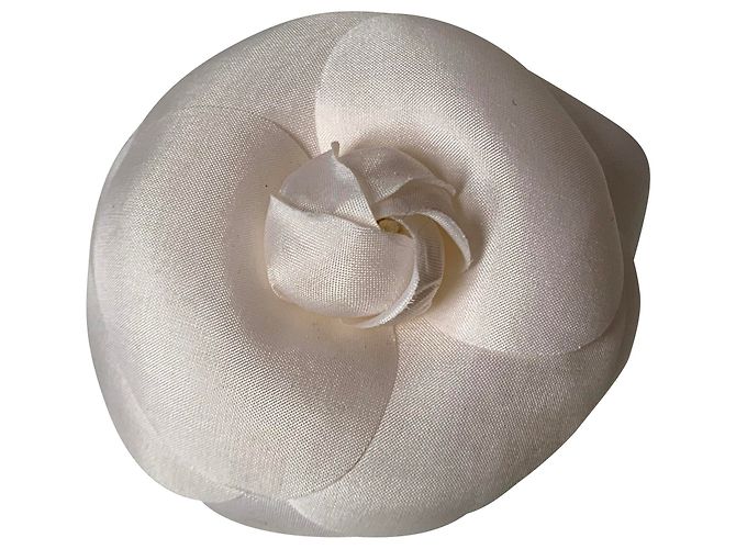Kamelien-Chanel-Brosche aus ecruer Seide Roh
