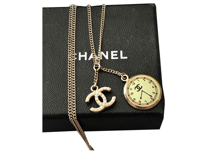Chanel Collana + 2 Ciondoli in metallo dorato ;composto 2 Ciondoli tra cui un CC e una forma di orologio D'oro Placcato in oro  ref.128160