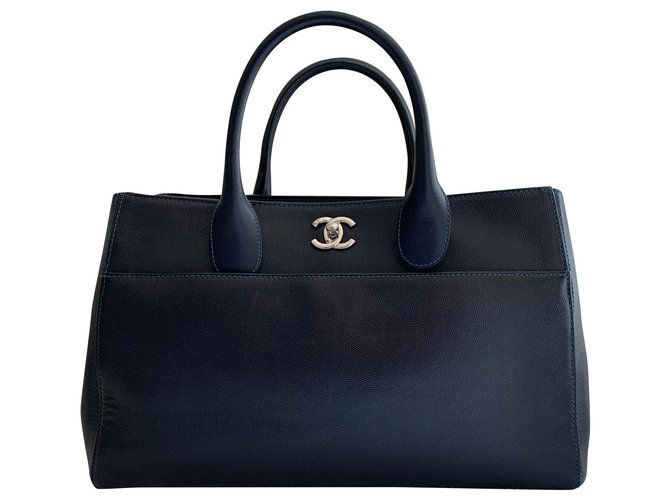 Chanel Bolsa de couro executiva granulada Azul escuro  ref.128222