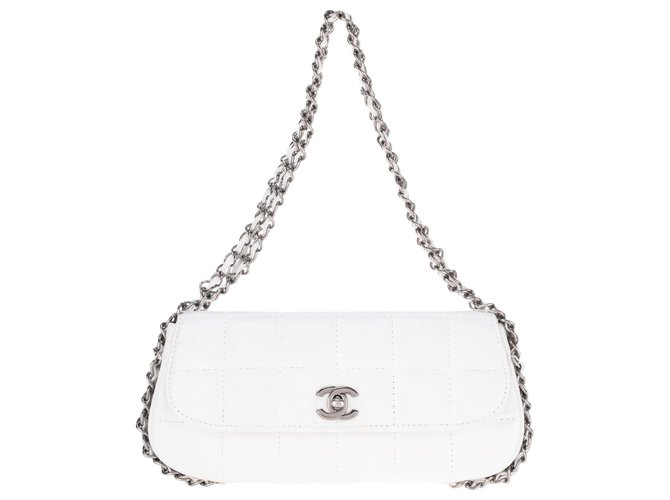 Beautiful Chanel summer bag in white quilted leather, triple silver chain for shoulder carrying!  ref.128754