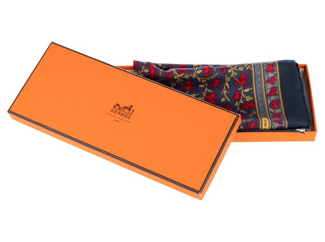 Hermès Square Hermes 42 silk print "Hunting in India" , new condition! Red Blue Golden  ref.128766