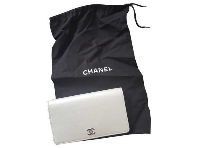 Chanel carteras Blanco roto Cuero  ref.128911